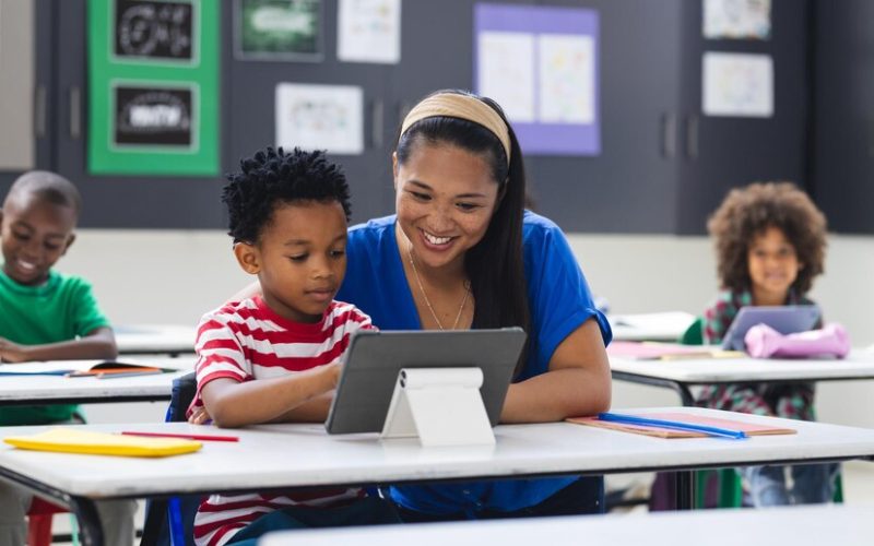 school-young-african boy-woman-are-looking-tablet-classroom_13339-365162